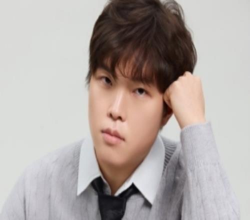 BLG發布選手校園風寫真：下課鈴響了，一起去小賣部嗎