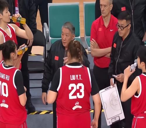 女籃出現最大短板！74天不知練了啥能力太差，球迷：趕快換了他