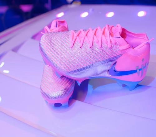 愿望達成，索博斯洛伊曬維尼修斯送給他的后者專屬戰(zhàn)靴