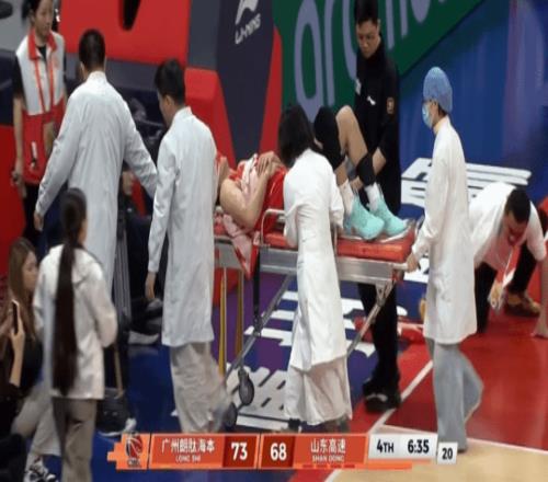 突發(fā)！郭艾倫突破左膝受傷痛苦倒地翻滾被擔(dān)架車給推下場(chǎng)