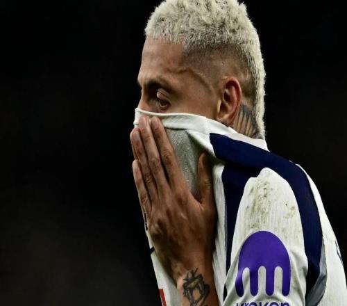 發泄不滿，一位熱刺球迷向在筆記本電腦前工作的分析師發火