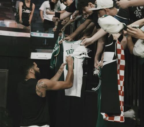 神跡重現跟腱斷裂后只歇了9個月就復出，賽季場均30+7進二陣