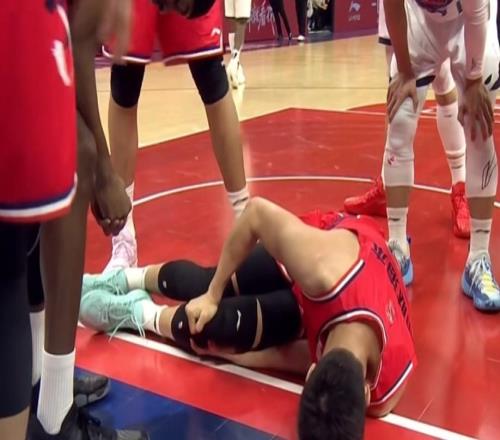 噩夢！郭艾倫突破過程遭遇膝蓋傷勢，倒地不起，并被擔(dān)架抬出！