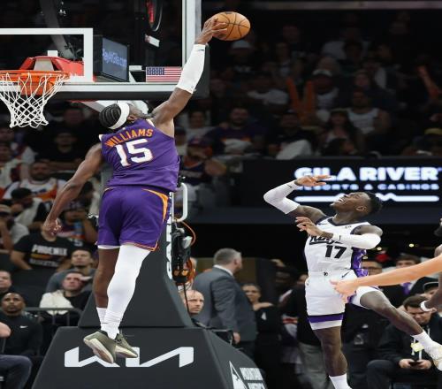 又傷！玻璃中鋒再次倒下，3換1交易失敗，湖人，逃過一劫啊