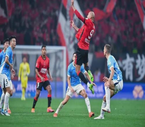 中超揭幕戰！判罰爭議+閃電破門+賽季首紅，成都蓉城51逆轉取勝