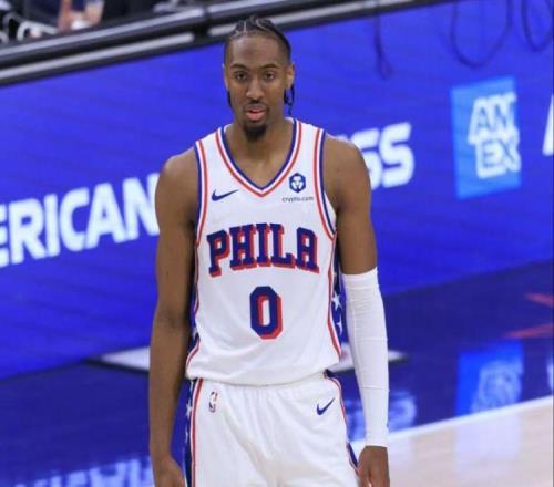 76人爆冷！馬克西31+5烏布雷盡力，約翰遜35+10，湖人棄將太拉胯