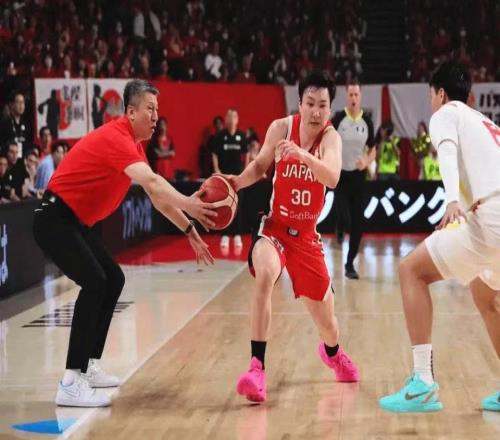 郭士強(qiáng)承認(rèn)了！日本媒體稱(chēng)中國(guó)男籃勝之不武，或向國(guó)際籃聯(lián)上訴