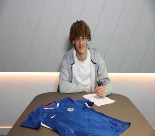 官方：切爾西與18歲后衛小埃梅納洛、20歲門將梅里克完成續約