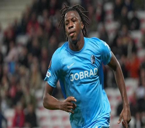 外媒：拜仁和巴黎關注弗賴堡20歲中場曼贊比