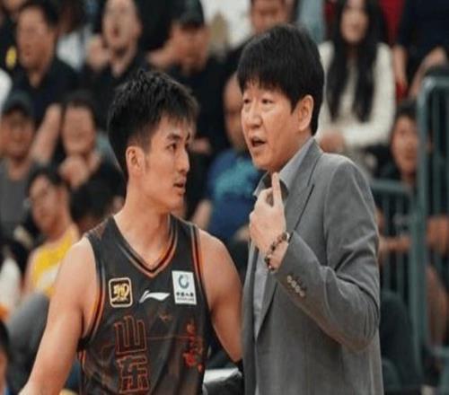 山東男籃險勝江蘇邱彪再次惡心球迷：兩嫡系球員光腚推磨轉(zhuǎn)圈丟人