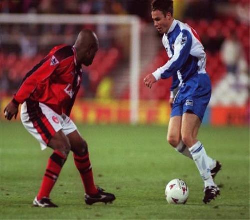 怒揍巴蒂，報(bào)復(fù)福勒，還跟小貝鬧出羅生門(mén)，悍將看似暴躁實(shí)則老實(shí)