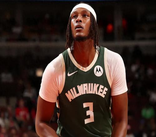 4年拿1億！2米11中鋒僅7分4板，球迷：籃底下放個桶都比你籃板多