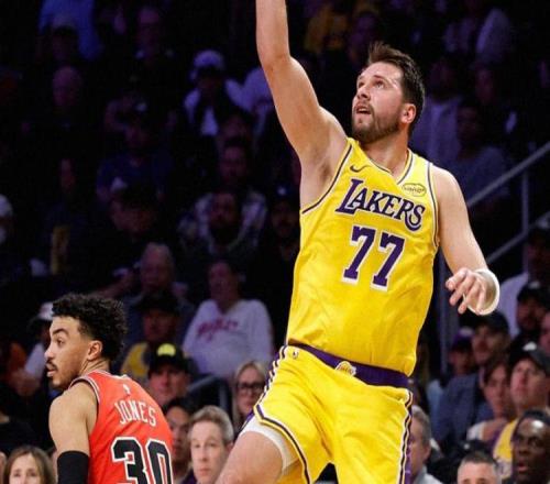 湖人完勝！東契奇51+10創(chuàng)新高，老詹18+7吉迪27+15，里夫斯創(chuàng)紀(jì)錄