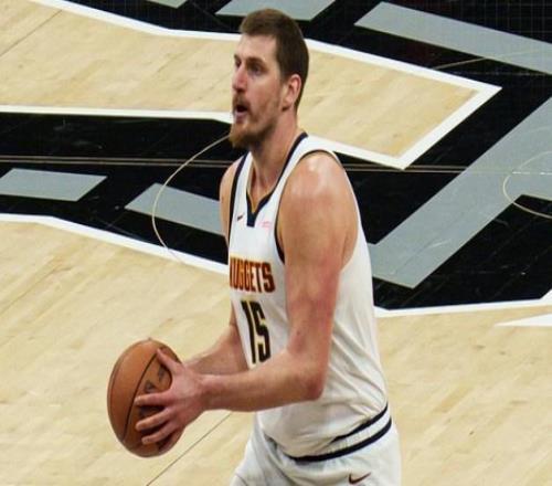 全面發揮，約基奇砍31分20板12助3斷2帽&賽季第三次30+20+10