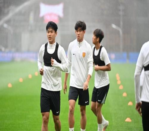 重慶銅梁龍?zhí)崆斑m應(yīng)場地備戰(zhàn)首個主場，劉建業(yè)：很震撼！向余望：很自豪！