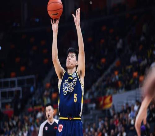 根本不給機會！廣東男籃兩大新星逐漸被邊緣化，杜鋒任人唯親