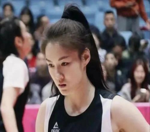 光漂亮有啥用5中1+正負值最低，球迷：回去看王思雨的比賽錄像