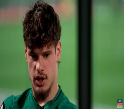 凱爾凱茲在薩拉赫的獎杯柜面前感受到深深的震撼，這可真是個激勵我努力的好借口_英超直播