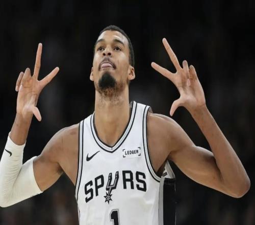 文班亞馬5場狂砍165分57板19帽，繼2006年姚明之后首人