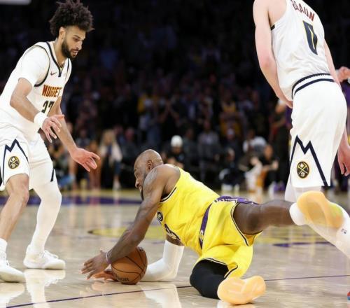 詹姆斯逆天新動(dòng)作！極限救球獲主帥認(rèn)證：生涯獨(dú)一份