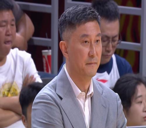 廣東隊(duì)更衣室內(nèi)訌杜鋒疑似慘遭“架空”，狂逼朱芳雨換帥！