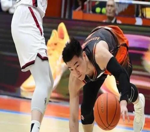 山東男籃慘敗凸顯一個扎心事實(shí)：邱彪四大嫡系球員沒有一個能打的