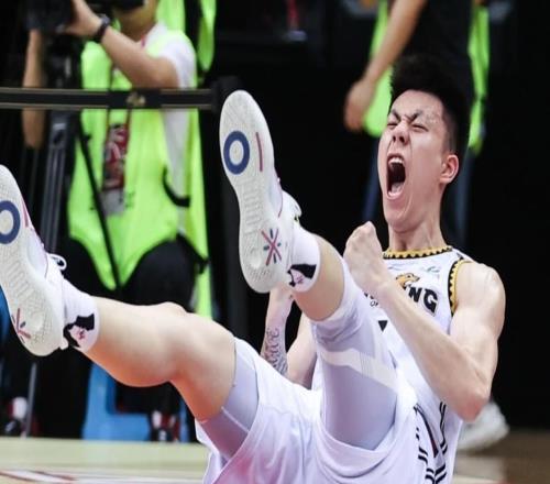 CBA積分榜最新排名出爐！上海逆轉(zhuǎn)穩(wěn)居第1：遼籃有望殺回前四