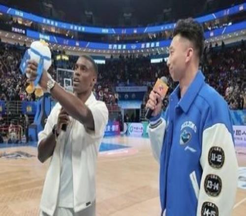 法比奧現(xiàn)身首鋼男籃主場觀賽，中場休息時(shí)帶領(lǐng)觀眾為球隊(duì)加油