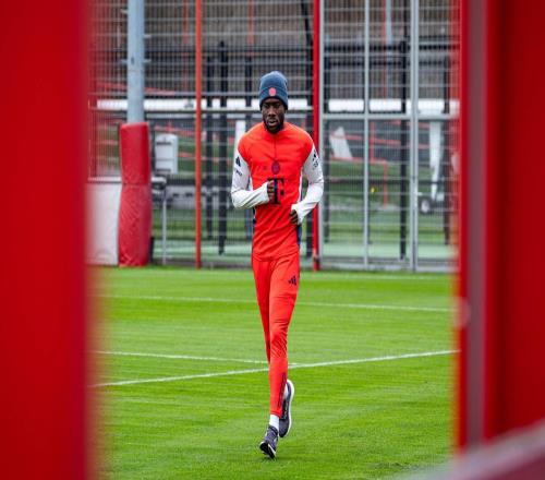 阿方索今天恢復場地訓練，圖片報：他預計對弗賴堡時回歸