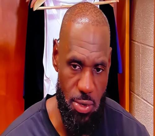 三次暴扣驚技四座！41歲詹皇復(fù)出全勝賽后稱渾身酸痛雷迪克點(diǎn)贊