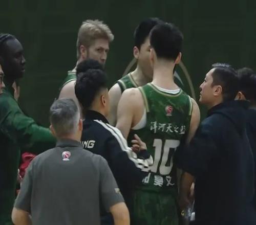 21+5！郭昊文和隊(duì)友內(nèi)訌！中國(guó)男籃第一鋒衛(wèi)搖擺人