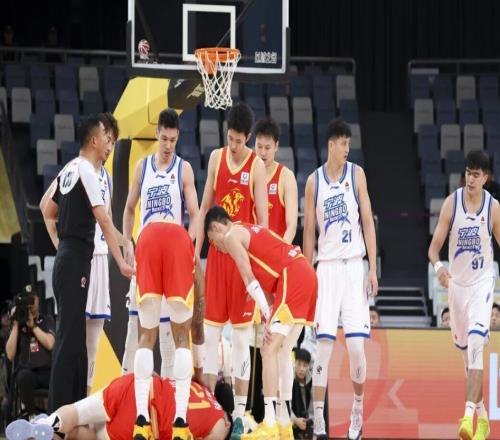 胡金秋傷情出爐：初步檢查胳膊沒(méi)有傷到骨頭還需進(jìn)行核磁確認(rèn)