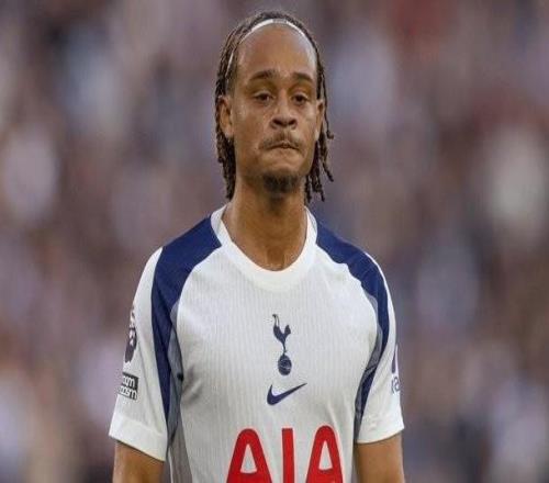 TA：西蒙斯來英超時帶了訓(xùn)練團隊，并一直在健身房刻苦訓(xùn)練