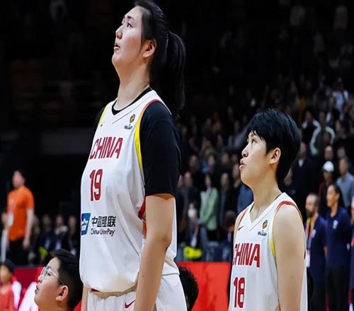 女籃退場四塔同框！李月汝韓旭互相溝通，王治郅指導張子宇！