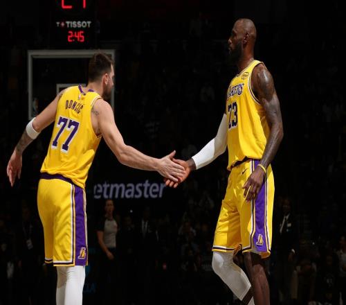 17+6+5！愿為湖人犧牲一切，老詹談飛身救球，東契奇也說出心里話