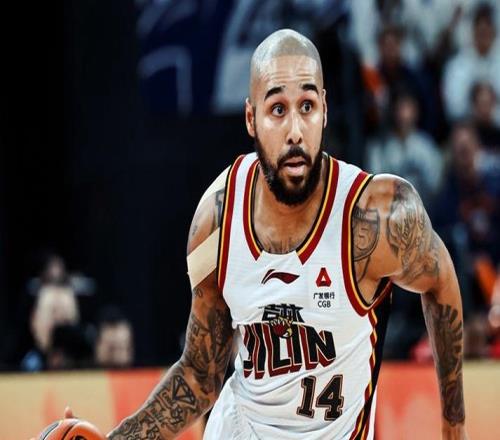 衛(wèi)冕冠軍主場15勝0負(fù)！胡金秋21+7廣廈大勝吉林塔克33+12