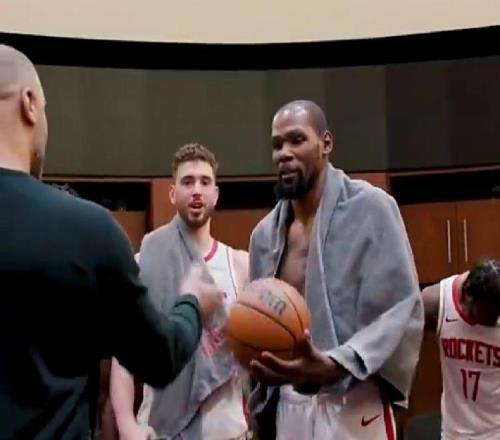 開心火箭全隊給杜蘭特潑水慶祝超越喬丹,烏度卡親手送上比賽用球