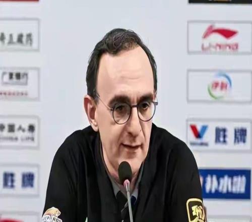 唉！遼京戰(zhàn)三分球8中0，在場上一頓亂扔，賽后遭烏戈“點名”批評