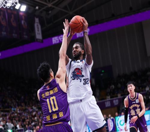 山東男籃核心外援因傷缺席三周，季后賽沖刺之路蒙上陰影