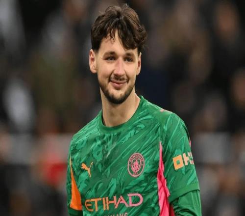 開場(chǎng)3連撲！曼城年輕門神率隊(duì)拿賽季首冠賽后坦承這一年很艱難