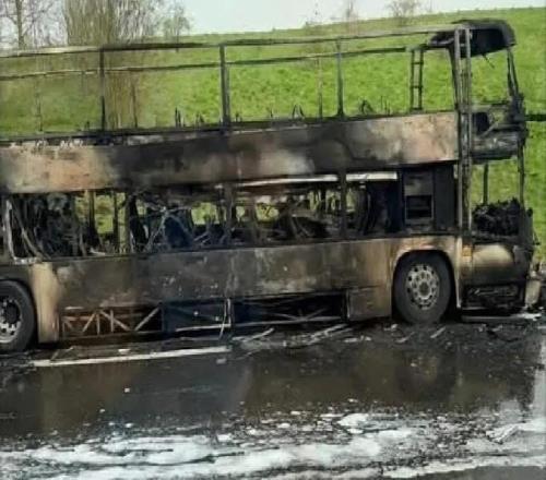 曼城球迷大巴英聯(lián)杯決賽前在高速上起火，所幸無人受傷