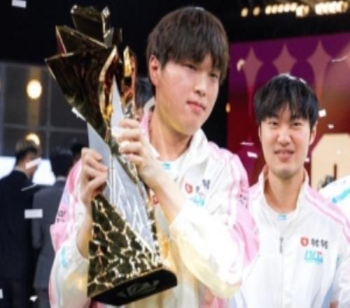 LOL官推分享Bin和Knight兩次捧杯照：先鋒賽和MSI雙料冠軍