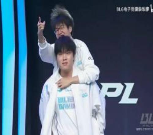 威朗普我們走！兩年前的今天Bin在LPL的舞臺(tái)背著Xun出場(chǎng)！