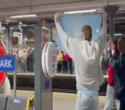 曼城球迷在地鐵站對阿森納球迷高唱：你們又是第二，哦嘞哦嘞