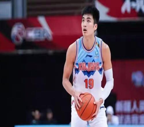 打不好就靠邊站！43歲少帥動真格，將2名“嫡系”，移出輪換陣容