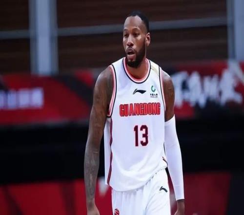 廣東男籃有救了功勛現身球隊大巴，有望輔佐杜鋒，破解2大頑疾