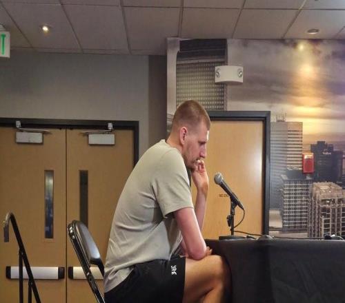 心有猛虎細嗅薔薇，約基奇賽后穿小黃人洞洞鞋出席新聞發布會