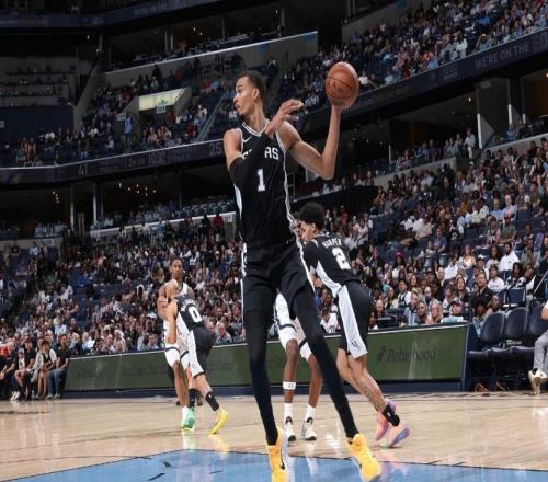 馬刺7連勝大勝送灰熊正式無緣季后賽文班19+15+7帽近25戰(zhàn)23勝