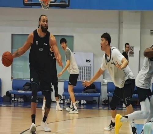 沒有機(jī)會(huì)了范子銘連續(xù)4場(chǎng)遭DNP頂薪合同成新賽季最大亮點(diǎn)