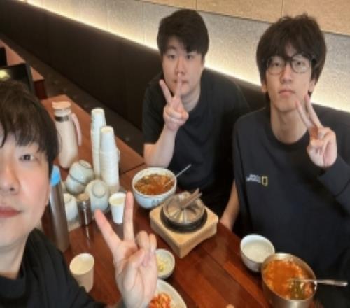 經紀公司曬和LCKCL冠軍上單Janus合照：繼續加油